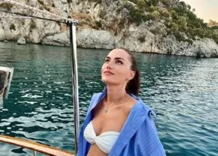 Bebek göründü! İkinci kez anne olma heyecanı yaşayan Fahriye Evcen’in hamilelik pozlarına beğeni yağdı ’Hamilelik yaramış’