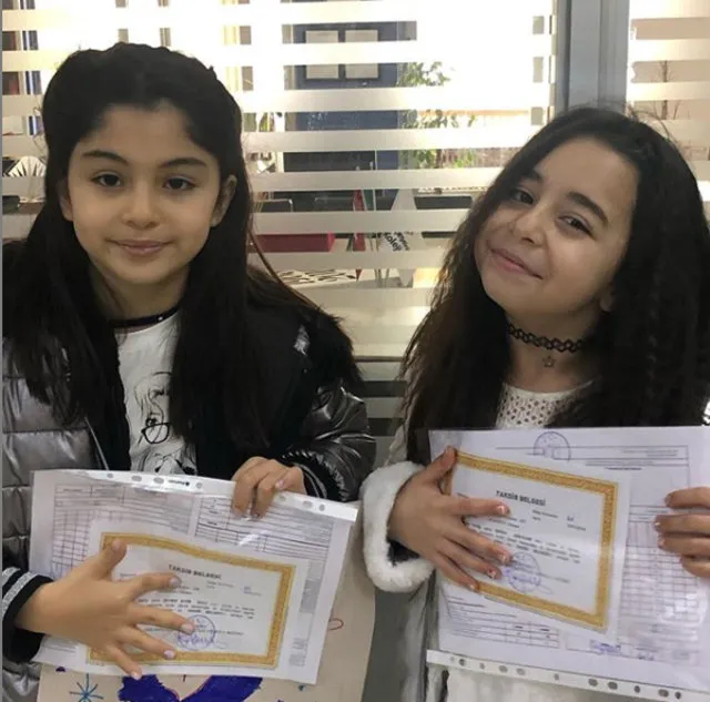 Esra Erol karne heyecanına ortak oldu! Çocuklarını yalnız bırakmadılar (Ünlü isimlerin karne paylaşımları)