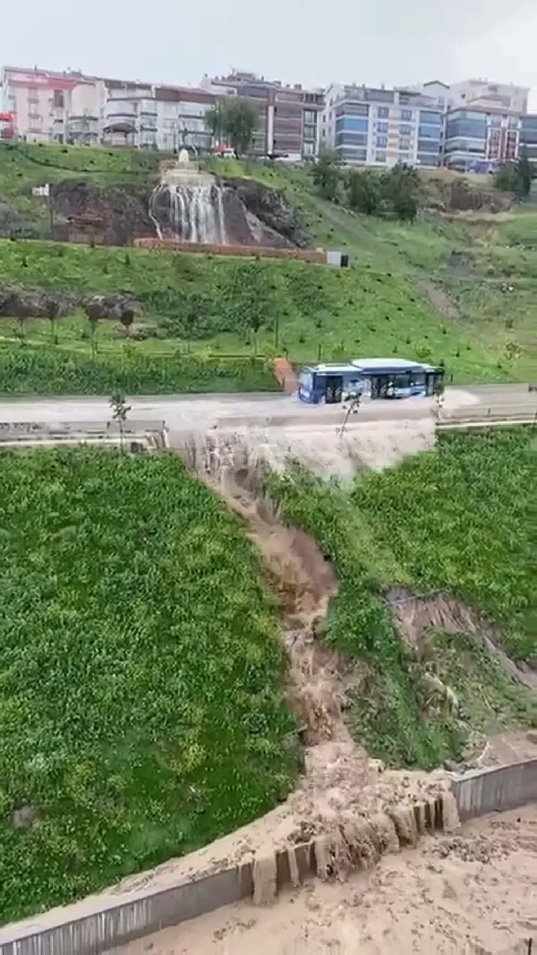 1686816105787.jpg Ankara'da belediye otobüsü dehşet saçtı! Göle dönen yoldan geçti su evlere hasar verdi - 1