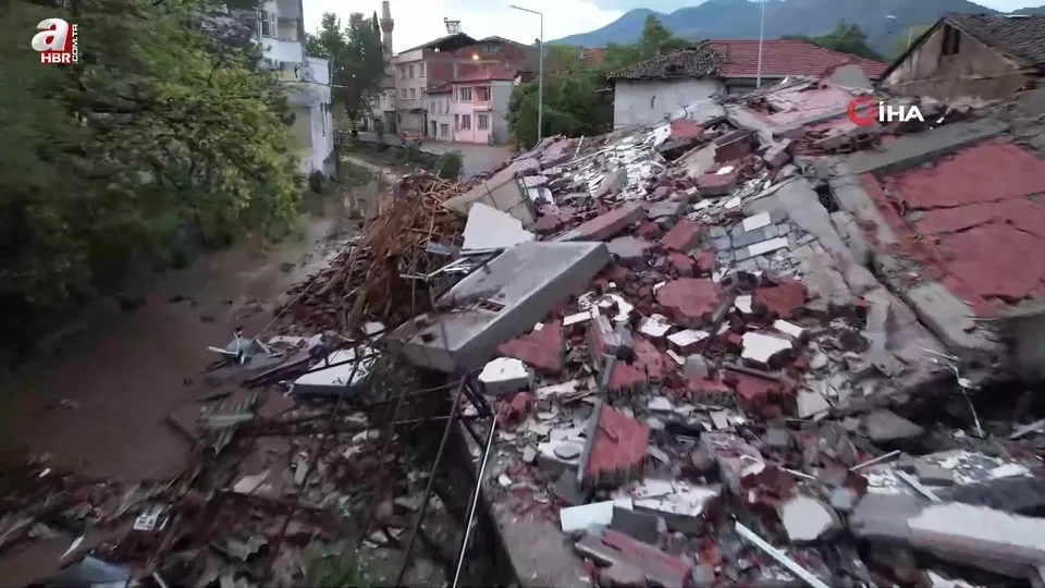 Balıkesir Sındırgı depreminde çöken binalar sabahın ilk ışıklarıyla böyle görüntülendi