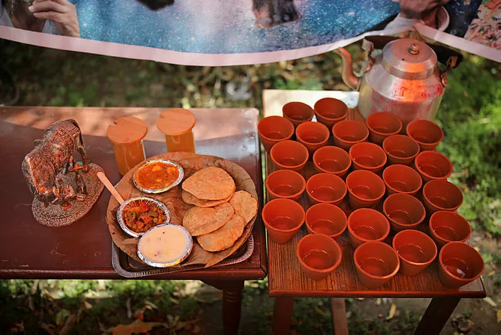 Hindistan halkı koronavirüsten korunmak için inek idrarı içti!