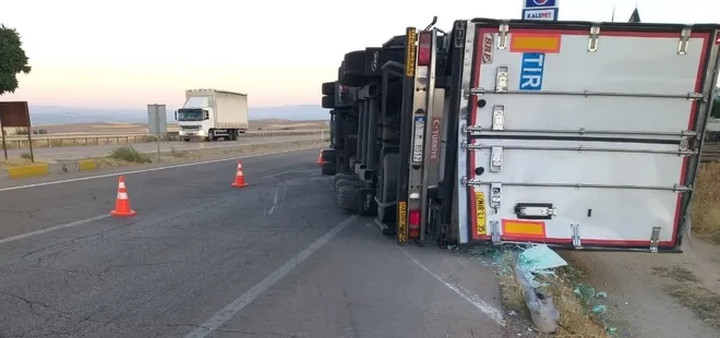 Kontrolden çıkan TIR devrildi