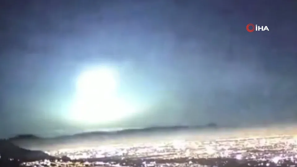Düşen meteor gökyüzünü aydınlattı