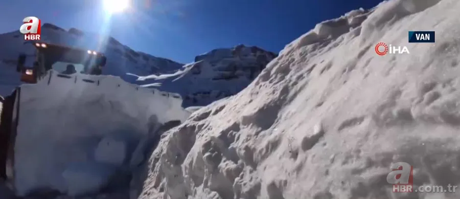 Çanakkale'de yoğun kar ve tipi! Buz pistine dönen yolda zorlu yayın... A Haber muhabiri Tayfun Er son durumu aktardı 15