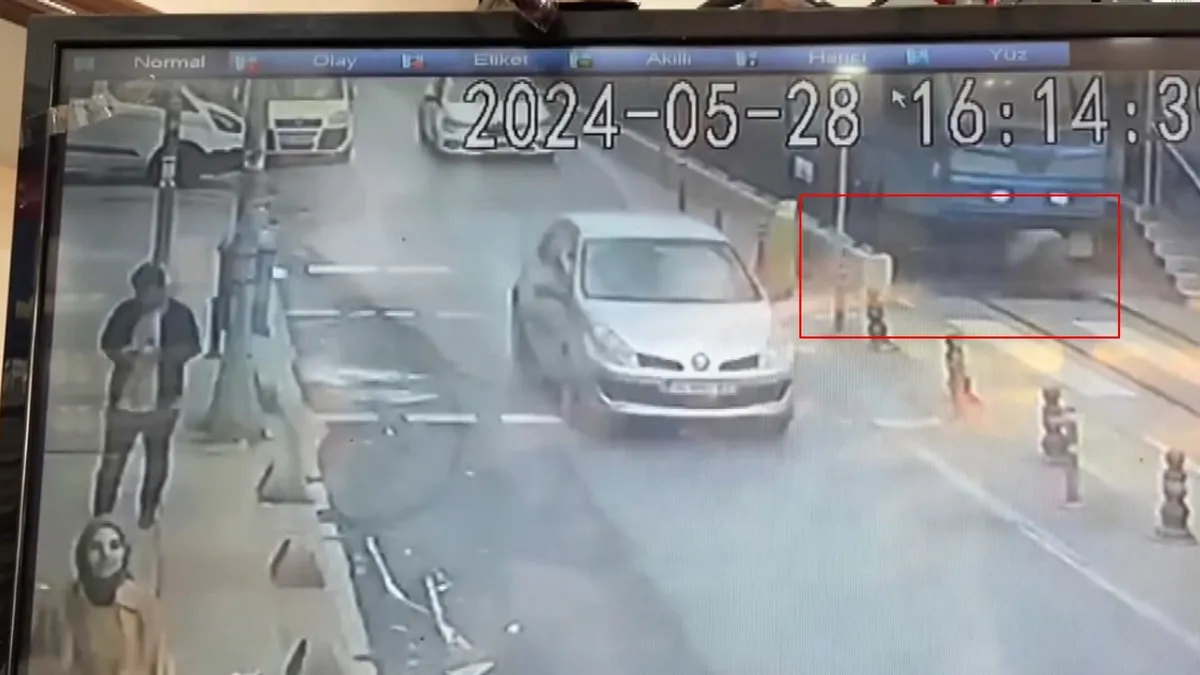 Raylara düşen çocuk tramvayın altında kaldı! Küçük çocuğun kolu koptu o anlar kameralara yansıdı