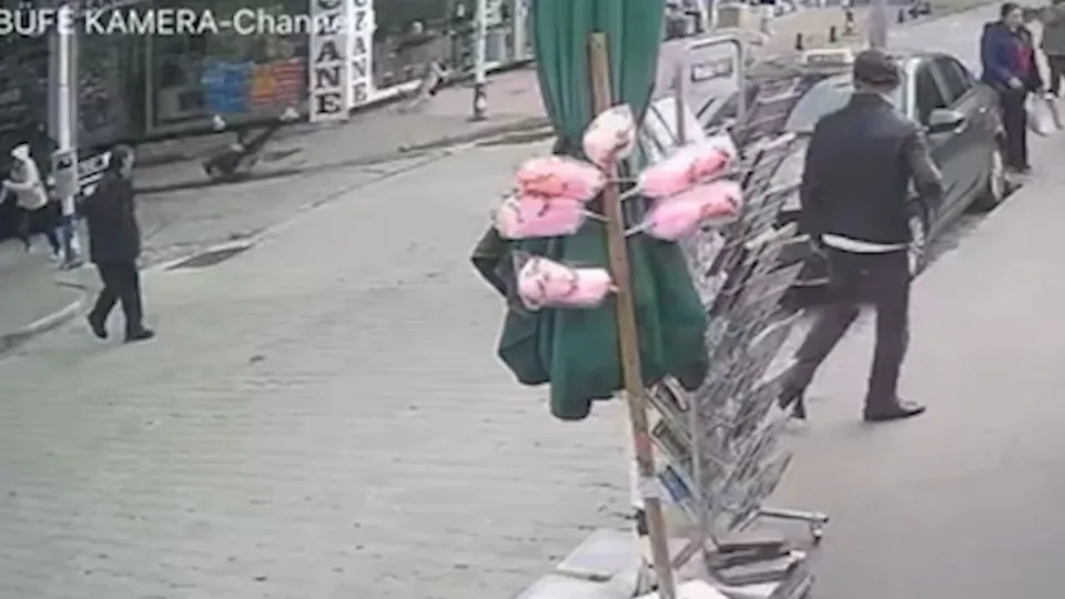 Köpekten kaçarken arabanın altında kalıyordu! Küçük çocuk ölümden kıl payı kurtuldu