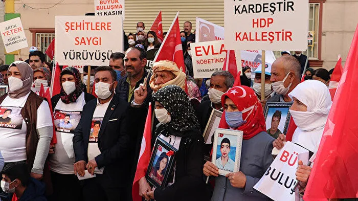 Diyarbakır annelerinden PKK'ya tepki: Pervin Buldan'ın kızı Avrupa'da geziyor benim kızım dağda - 4