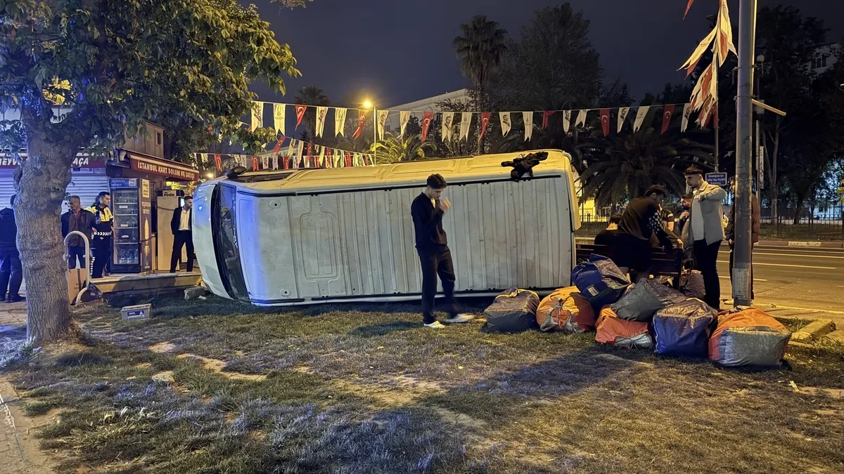 Fatih'te ticari araç kontrolden çıkıp yan yattı