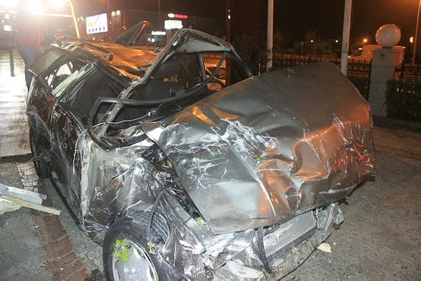 İstanbul Avcılar'da otomobil restoranın bahçesine daldı! - 2