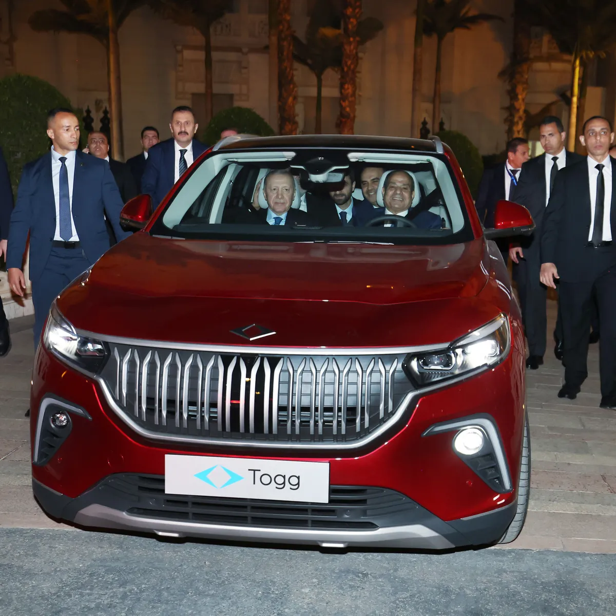 Kahire'ye Togg damgası! Başkan Erdoğan Sisi'ye yerli elektrikli otomobili hediye etti