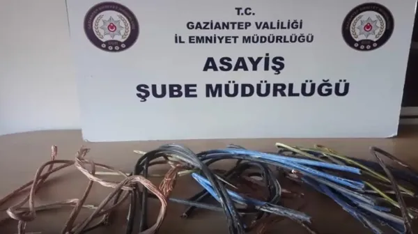 gaziantepte-akilalmaz-hirsizlik-bakir-kablolari-gupegunduz-vincle-sokup-caldilar-1657967665658.jpg Gaziantep’te akılalmaz hırsızlık! Bakır kabloları güpegündüz vinçle söküp çaldılar - 4