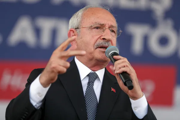 bakan-varanktan-kilicdaroglunun-skandal-tercuman-cikisina-sert-tepki-rezilsin-1657923365966.jpg Bakan Varank'tan Kılıçdaroğlu'nun skandal 'tercüman' çıkışına sert tepki: Rezilsin - 2