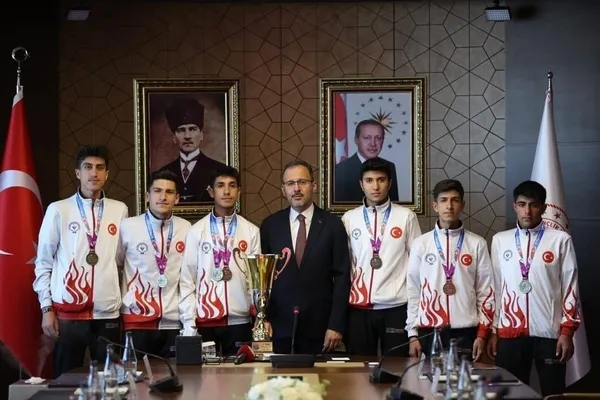 1652296727257.jpg Başkan Erdoğan Bitlisli şampiyon sporcularla bir araya geldi - 2