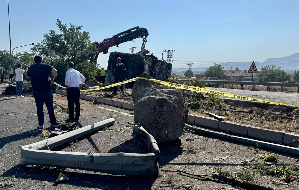 Kayseri-Niğde kara yolunda korkutan kaza! Aydınlatma direğine çarpan yolcu otobüsü devrildi: 1 ölü 22 yaralı - 2