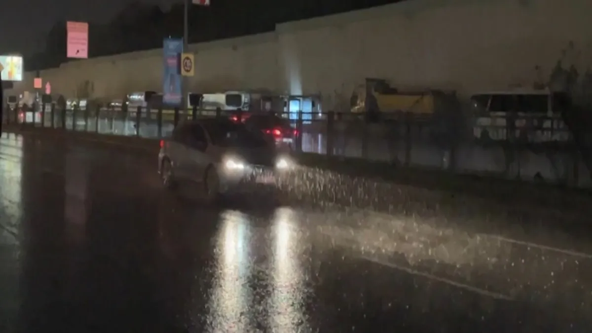 Megakentte gece saatleri sağanak yağış etkili oldu