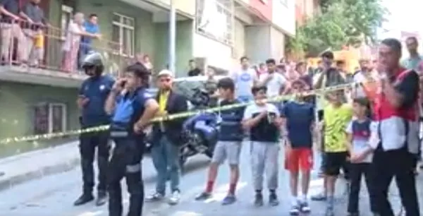 istanbulda-korkutan-yangin-4-katli-bina-alev-alev-yandi-1659186898794.jpg İstanbul’da korkutan yangın! 4 katlı bina alev alev yandı - 2