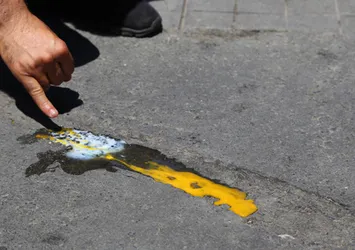 Taksim'de asfaltta yumurta pişirdiler
