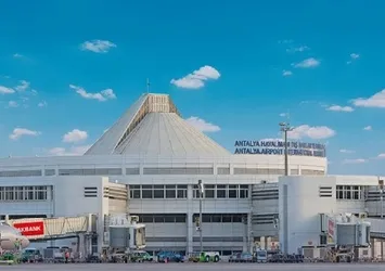 Antalya Havalimanı’ndan tüm zamanların rekoru! Ulaştırma ve Altyapı Bakanı Abdulkadir Uraloğlu duyurdu