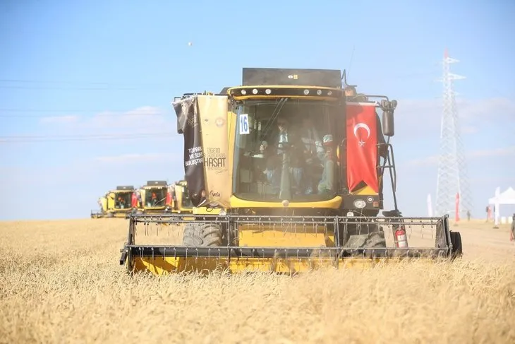 Başkan Erdoğan yerli elektrikli traktörü kullandı