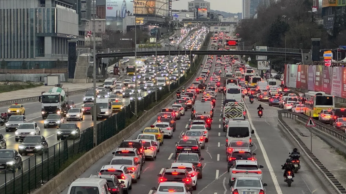 Megakentte trafik kilit: Yoğunluk yüzde 85'e dayandı