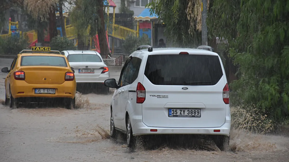 İzmir'de sağanak etkili oluyor! Cadde ve yollar göle döndü