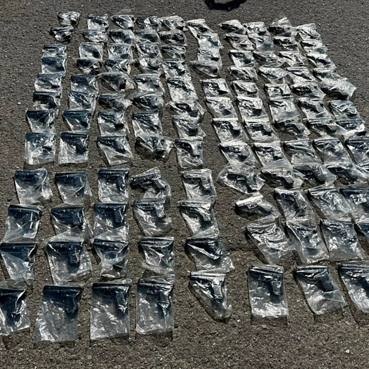 İstanbul Tuzla'da Durdurulan Yolcu Otobüsünde 120 Ruhsatsız Silah Ele Geçirildi, 4 Şüpheli Tutuklandı