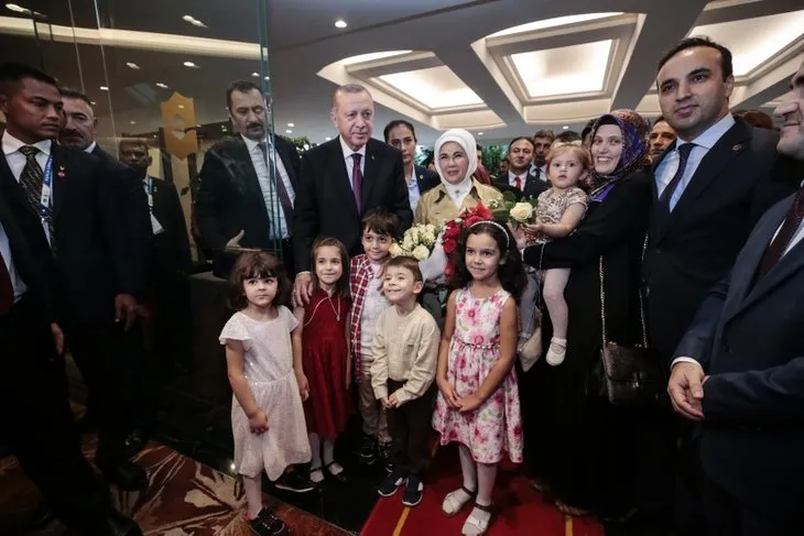 Başkan Erdoğan Kuala Lumpur'da! Oturumun ardından sergi alanını gezdi