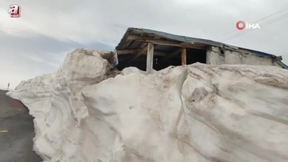 Yayla evleri kar altında