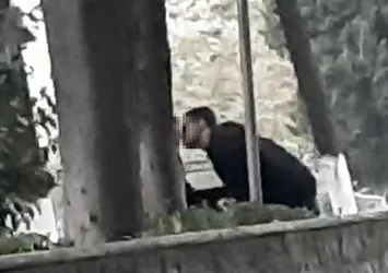 Çevredeki insanlara aldırış etmediler! Edirnekapı Şehitliği'nde büyük saygısızlık