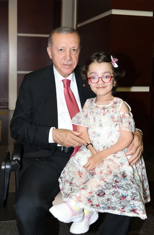 cam-kemik-hastasi-hiranin-hayali-gecek-oldu-baskan-erdogan-ile-gorustu-1659970378896.jpg Cam kemik hastası Hira'nın hayali gerçek oldu: Başkan Erdoğan ile görüştü - 4