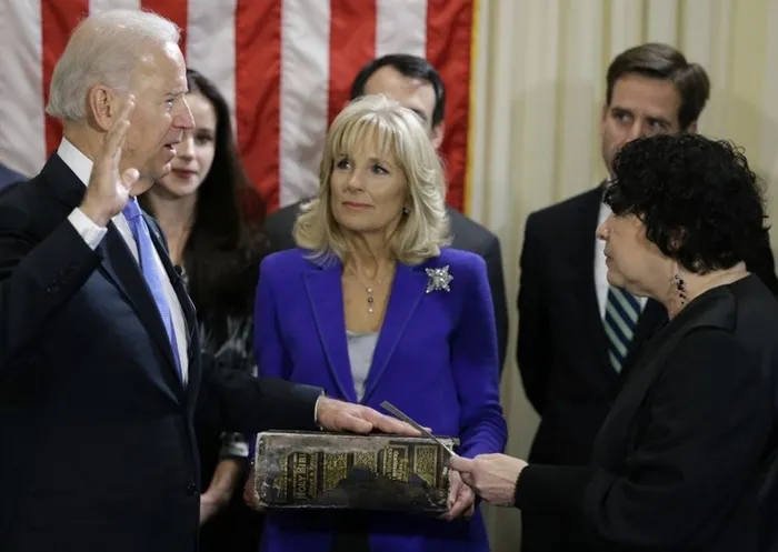 Dünya bu fotoğrafı konuşuyor! İşte ABD Başkanı Joe Biden’ın yemin töreninde el bastığı İncil'in sırrı - 1
