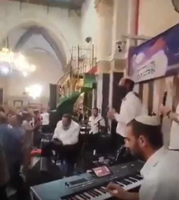 fanatik-yahudilerden-alcak-provokasyon-harem-i-ibrahim-camisinde-konser-duzenlediler-1664827887841.jpg Fanatik Yahudilerden alçak provokasyon: Harem-i İbrahim Camisi'nde konser düzenlediler - 5