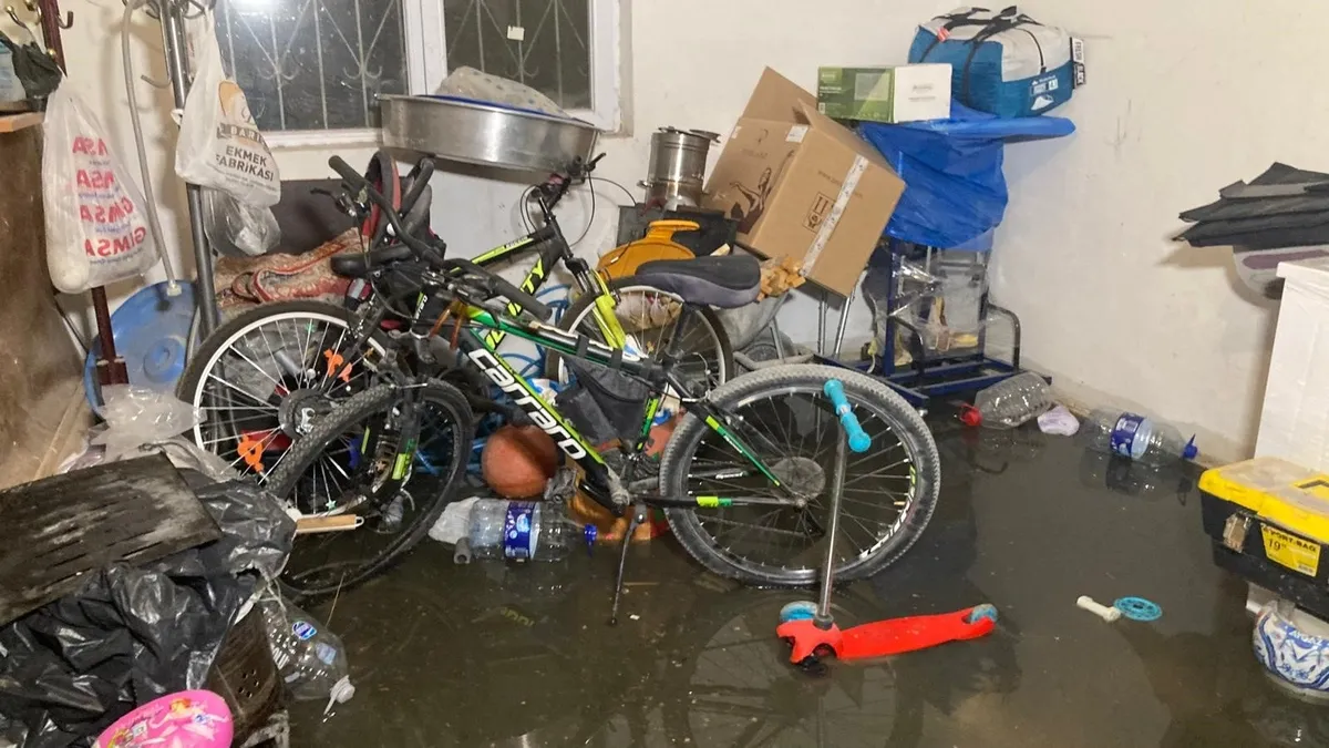 Ankara’da sağanak yağış hayatı felç etti: Evleri su bastı yollar göle döndü