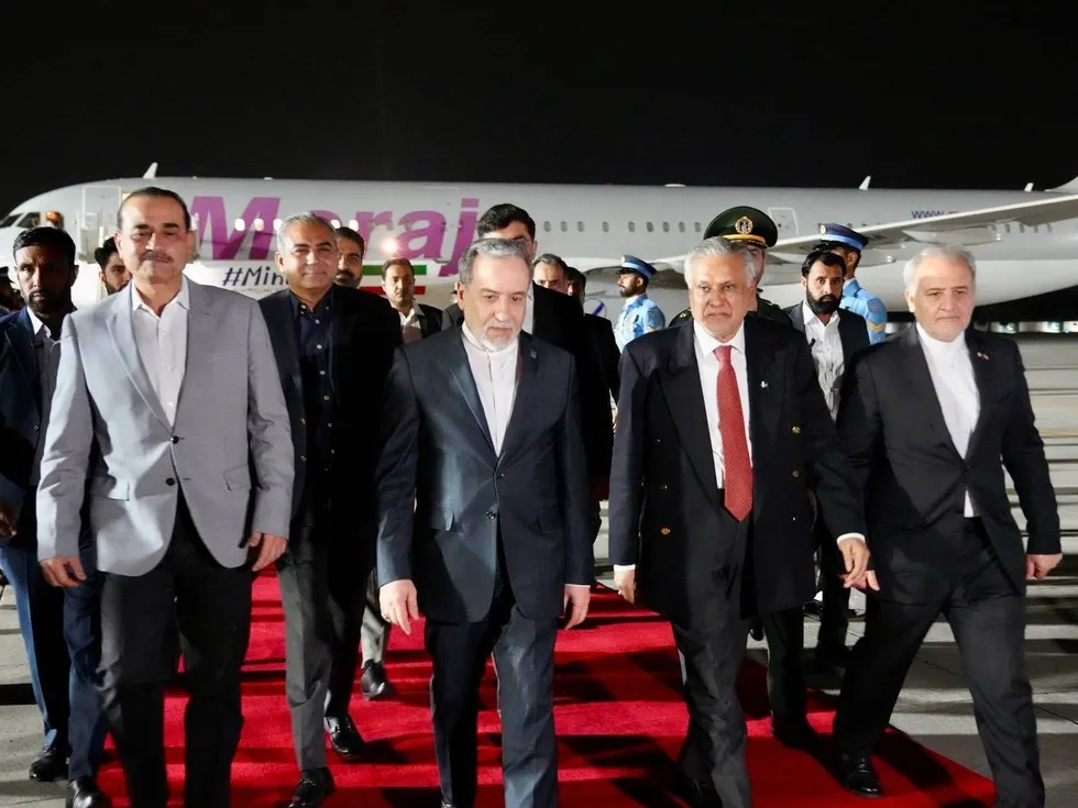 ABD basını, İran Dışişleri Bakanı Abbas Arakçi'nin resmi temaslarda bulunmak üzere Pakistan'ın başkenti İslamabad'a geldiğini bildirirken, burada ABD'li yetkililerle bir araya geleceği yönündeki iddiaları yalanladı (İHA)