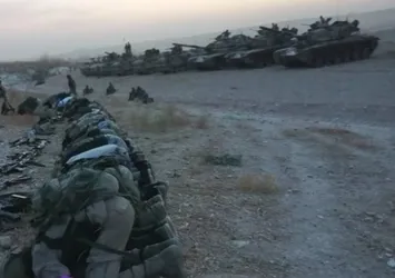 Suriye'de Esad'a operasyon öncesi cemaatle namaz!