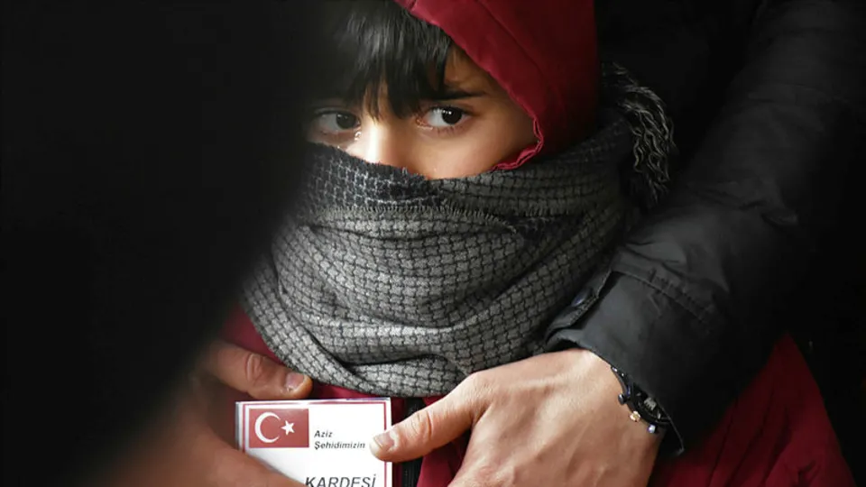 Şehit kardeşi gözyaşlarını tutamadı! Cenazede yürek burkan kare