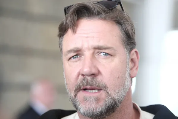 unlu-oyuncu-russell-croweun-babasi-hayatini-kaybetti-1617090938093.jpg Ünlü oyuncu Russell Crowe'un babası hayatını kaybetti! - 4