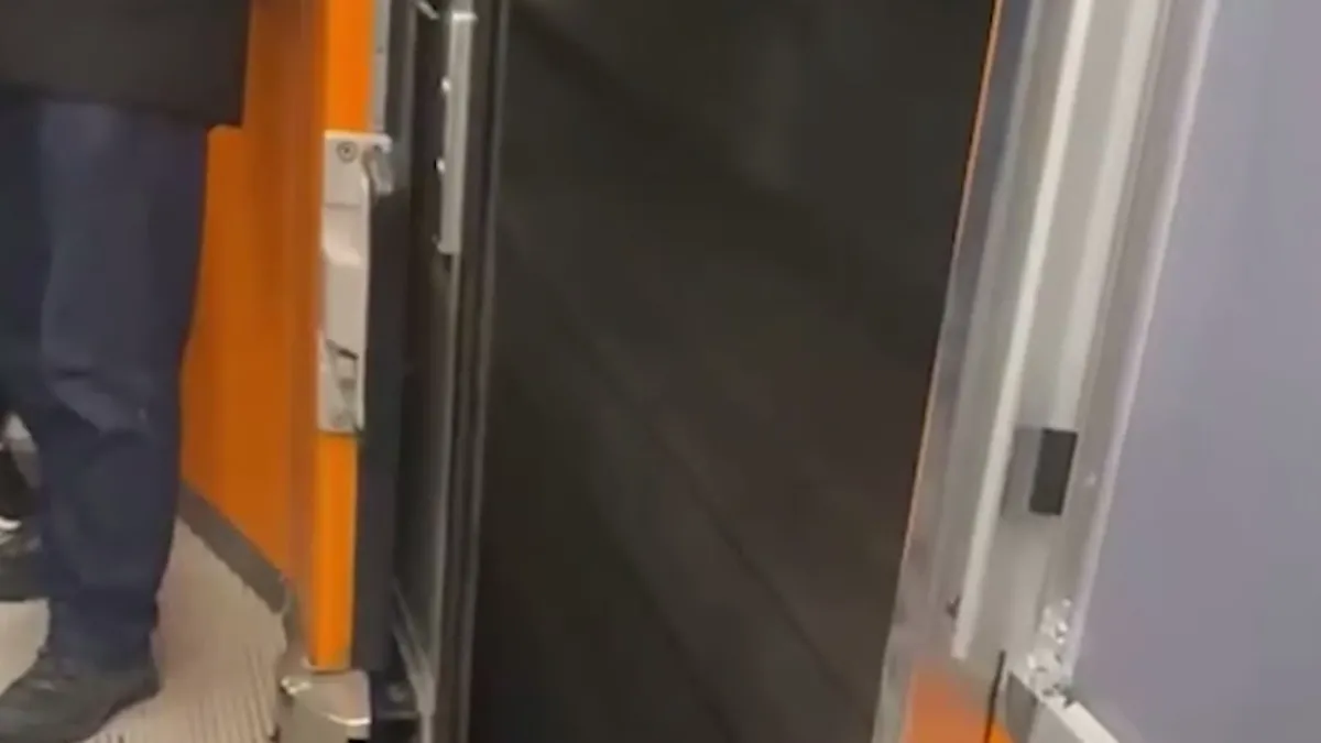 Bağcılar’da tehlikeli yolculuk: Metro kapısı açık şekilde ilerledi