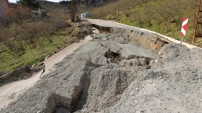 O ilin 256 noktasında heyelan