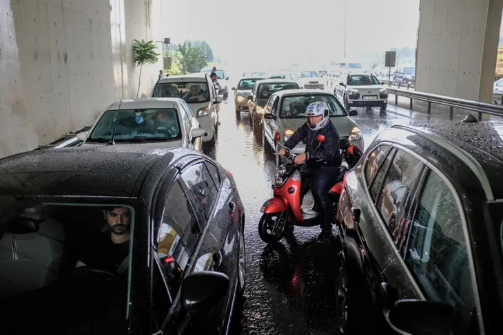 1592469607819.jpg İstanbul'da şiddetli yağış! Sürücüler çareyi üst geçit altlarına saklanmakta buldu! - 2