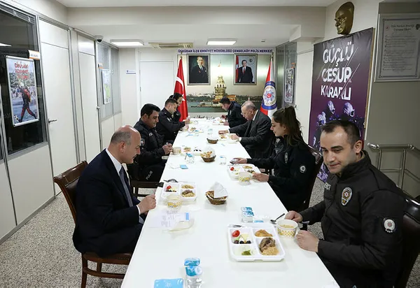 Başkan Erdoğan ve Bakan Süleyman Soylu'dan Çengelköy Polis Merkezi’nde iftar - 1