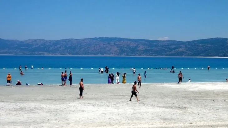 Salda Gölü’nde yasağa aldırış etmediler! İstenmeyen görüntüler