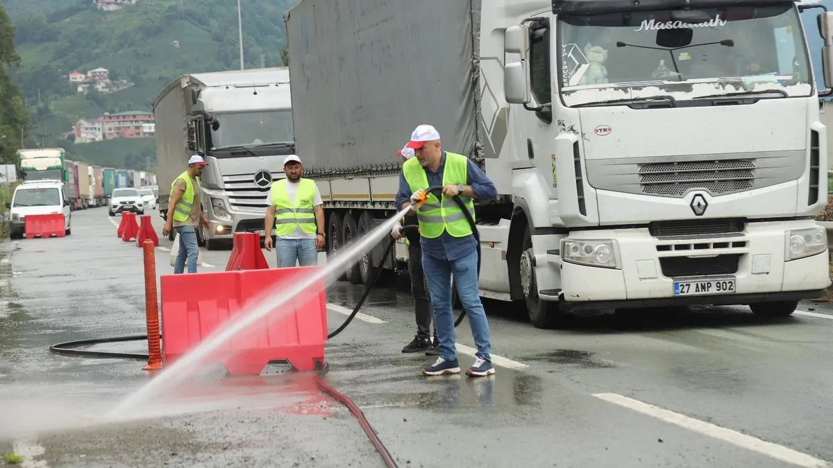 Karadeniz Sahil Yolu kenarına tırlardan atılan çöpleri gönüllü olarak temizlediler