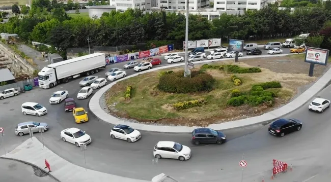 İBB’nin Kuyumcukent’te yaptığı kavşak çalışması trafiği kilitledi! Labirente dönen yolda sürücüler isyan etti