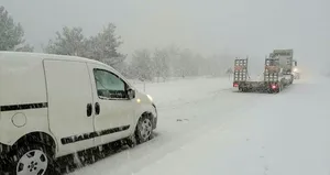 O yol kar yağışı nedeniyle ulaşıma kapandı