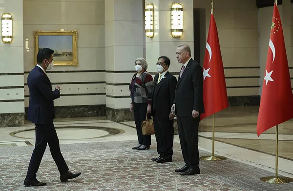 Son dakika: Başkan Erdoğan'dan Külliye'de peş peşe önemli kabuller! Güven mektubu sundular - 2
