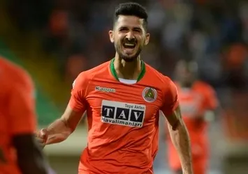Emre Akbaba'yı Valencia izliyor