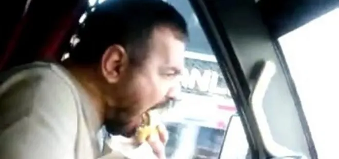 Sinirleri zıplatan olay! Minibüs şoförü direksiyon başında yemek yiyerek yolcu taşıdı