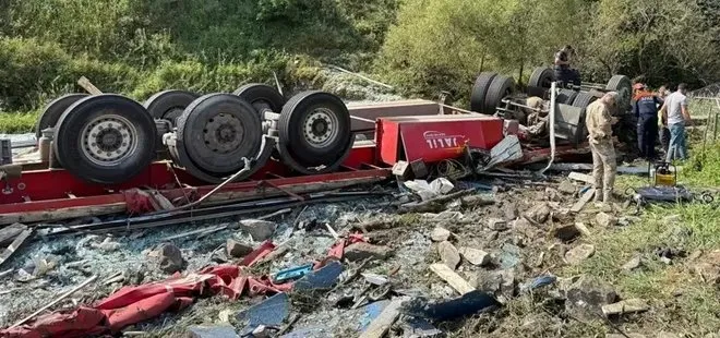 Erzurum'da İran plakalı TIR devrildi; şoför öldü