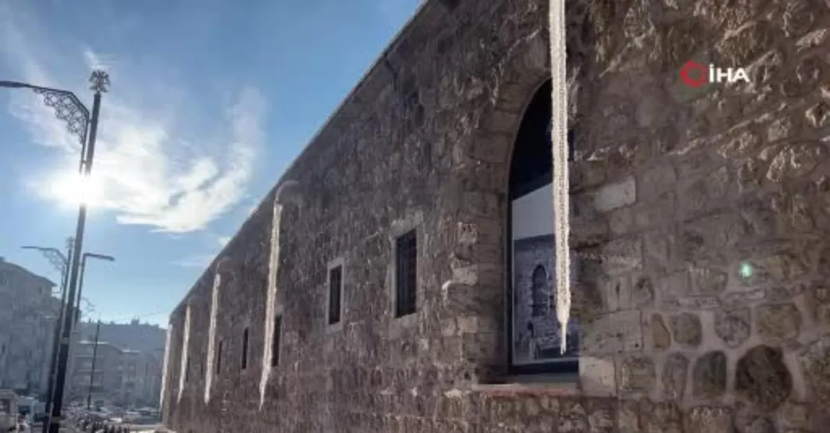Sivas’ta 3 metrelik buz sarkıtları